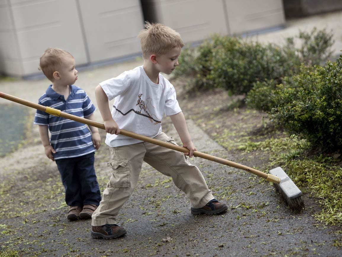 Children : help out with chores